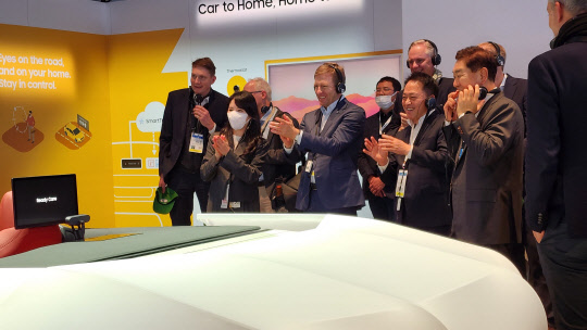 올리버 집세 BMW 회장(가운데)이 세계 최대 가전·IT 전시회인 'CES 2023' 개막 첫날인 5일(현지시간) 미국 라스베이거스 컨벤션센터에 있는 삼성전자 부스에서 최윤호(오른쪽에서 두번째) 삼성SDI 사장과 레디 케어 시연에 박수치고 있는 모습.